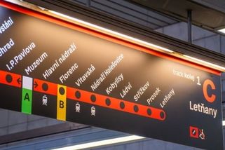 prahain.cz/doprava/citelnou-prahu-prekrtili-na-necitelnou-cedule-v-metru-celi-kritice-27908.html